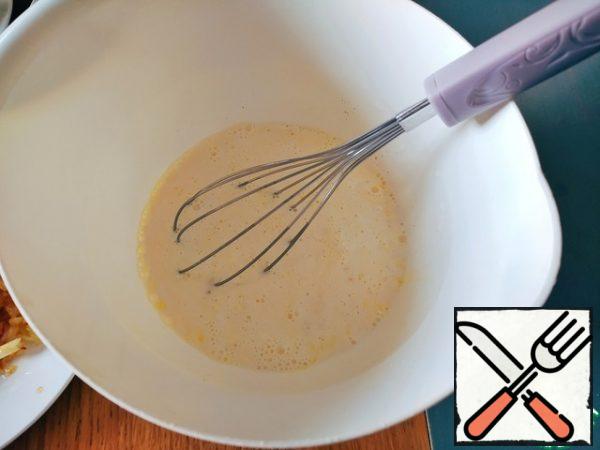 Mix the eggs with cream, a pinch of pepper and salt.