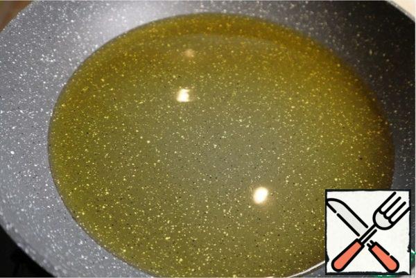 Put the pan on medium heat. Pour oil, there should be a lot of oil so that the nuggets are at least half immersed in oil. This method is called deep frying (a method of cooking products in a large amount of highly heated oil).