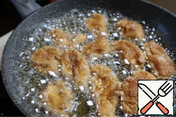 You can check the oil temperature with a wooden spoon, spatula, or Chinese sushi stick. If you put a wooden spatula in the oil, it begins to bubble, then the oil is well warmed up and you can run nuggets.