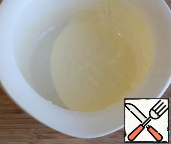 Add flour with baking powder to the swollen semolina and mix.