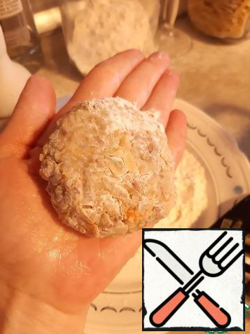 Add to the cooled mass of grated potatoes (squeeze the juice), 3 tablespoons of flour, egg. Form cutlets, roll them in flour.