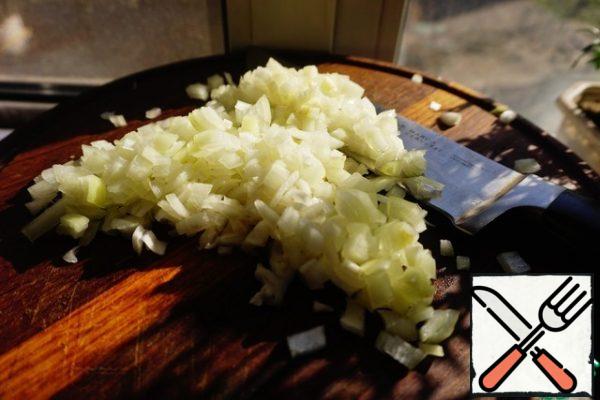 Peel the onion and also cut into cubes.
