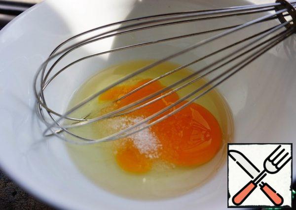 Prepare the liquid ingredients. Add salt and sugar to the egg.