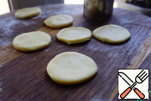 From the remains of the dough, you can make these little cookies-crackers. It takes 20 minutes to bake them.