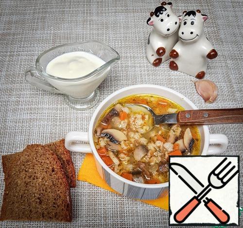 A rich, light, flavorful soup is ready.
With a piece of rye bread, you can add a spoonful of sour cream to the soup.