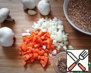 Cut the onion and carrot into small cubes.