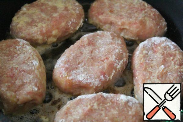 We roll the cutlets in flour, dip them in egg and roll them in breadcrumbs - I rolled them in flour for batter and dipped them in egg.
Fry on a small fire, on both sides, in preheated oil until ready, do not cover with a lid.