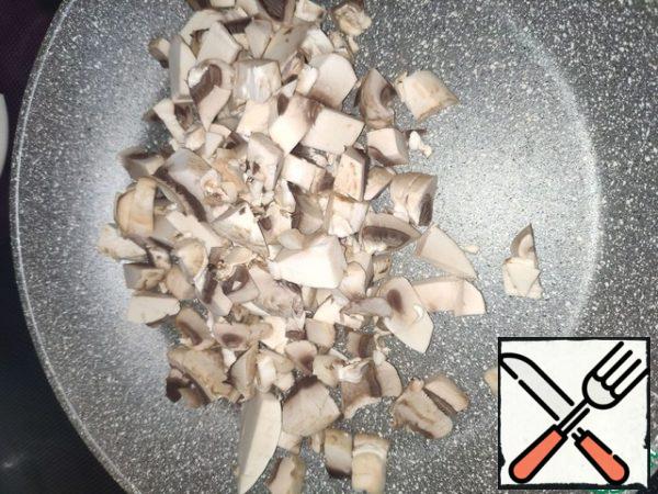 Heat the pan, add vegetable oil, put the mushrooms.