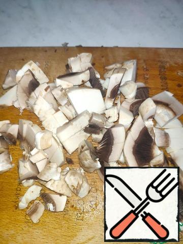 Cut the mushrooms into cubes.