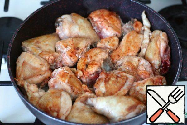 Fry the chicken pieces until Golden brown. Everyone can adjust the degree of roasting to their own taste.