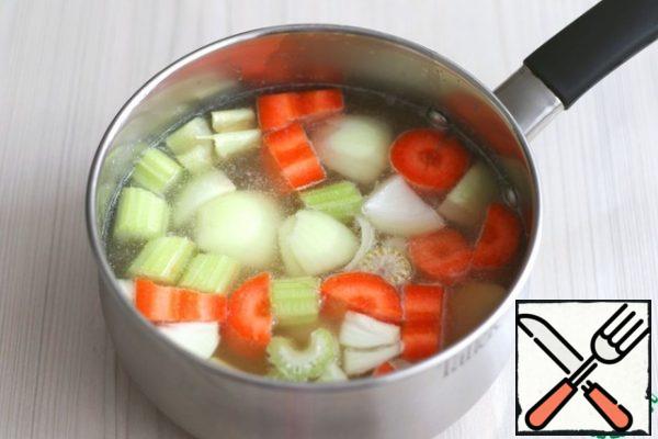 Add the chopped vegetables to the cooked meat broth, add a mixture of dried herbs to taste.