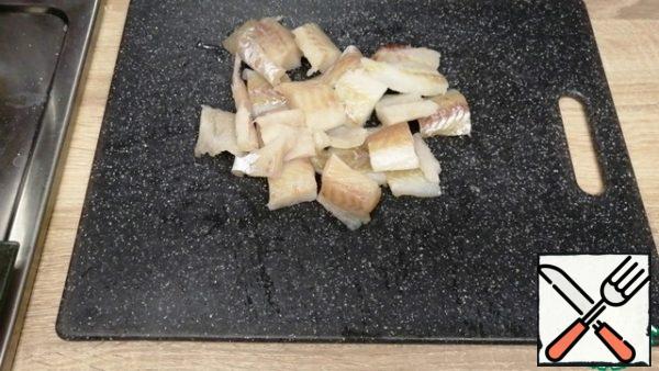 Cut the fish into small pieces, put it in a pan and cook for 5 minutes. The onion can be removed from the pan, since it has already given off its flavor.