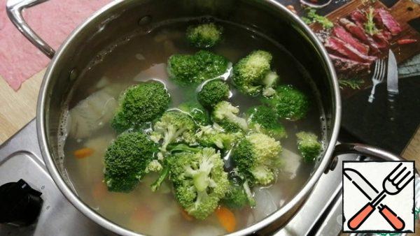 Broccoli cut off the legs and hands apart on the inflorescence. Add to the pot and cook for 5 minutes. Then add the chopped dill, remove from the heat, cover and let stand for 20 minutes.