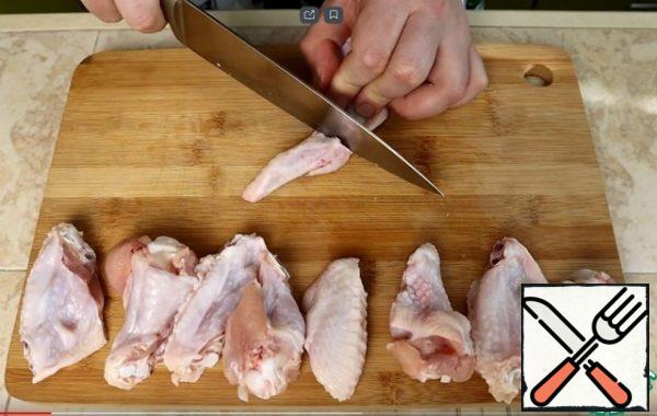 To begin with, cut the wings into 3 parts, we do not need a sharp tip (put it in the freezer, then add it to the soup)