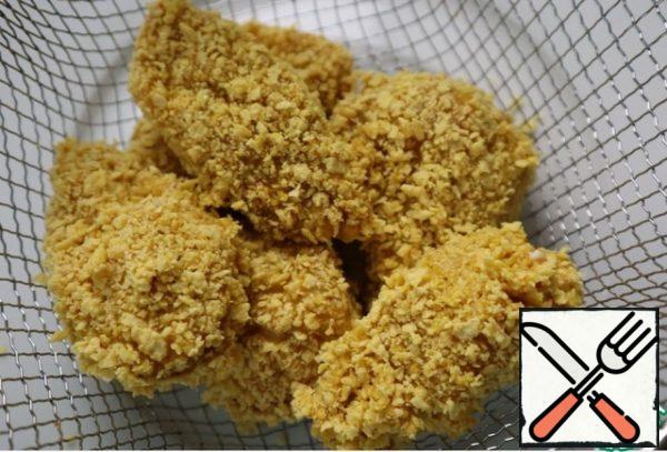You can check the oil temperature with a wooden spoon, a spatula or a Chinese sushi stick. If you lower a wooden spatula into the oil, it will start to bubble, which means that the oil is well warmed up, if smoke appears over the oil, it is overheated, turn down the fire.