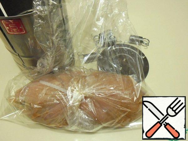 It is very convenient - put a bag with the product in it, bake, just turn it over.
I wrapped the fillet in a baking bag, tightly secured the edges with the clips included in the delivery package. Just in case, I wrapped it in a second bag.