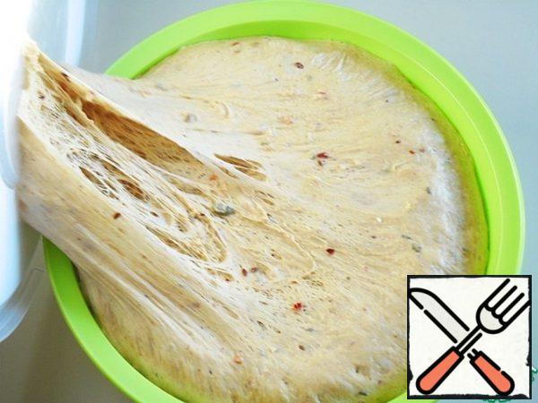 After an hour and a half, the dough will rise "above the roof".
Mix thoroughly, gently again and leave for 20-30 minutes.