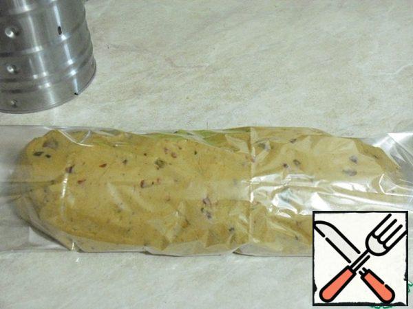 The layer of dough was rolled up in the form of a loaf and not tightly wrapped in a baking bag.
I put the package in the ham dish, gave it a little shake so that the dough was evenly distributed over the shape, and rammed it a little more.