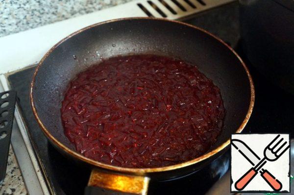 In another frying pan, melt the remaining butter, put the beets, fry for 5 minutes, stirring. Then add a spoonful of broth, turn down the heat to a minimum, cover the pan with a lid and simmer the beets for 20 minutes so that it becomes completely soft.