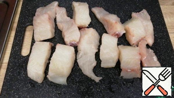 Cut the fish into fillets, remove the bones and skin. Season with salt and pepper on both sides.