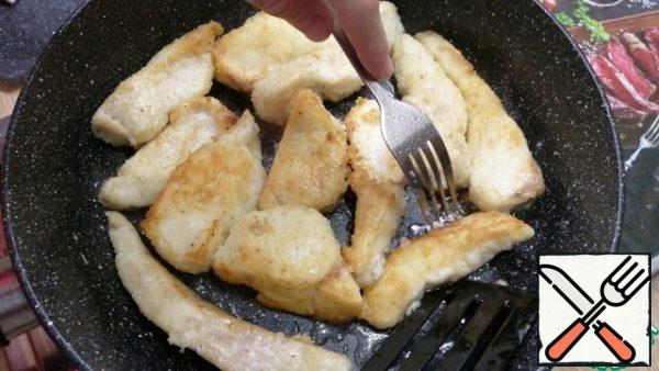 Pour the vegetable oil into the pan and heat it well. Roll the fish in flour and fry on all sides until Golden brown.