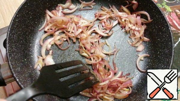Cut the onion into half rings. When ready, remove the fish from the pan and send the onion there, add the lemon juice and fry for 5 minutes, stirring occasionally.
