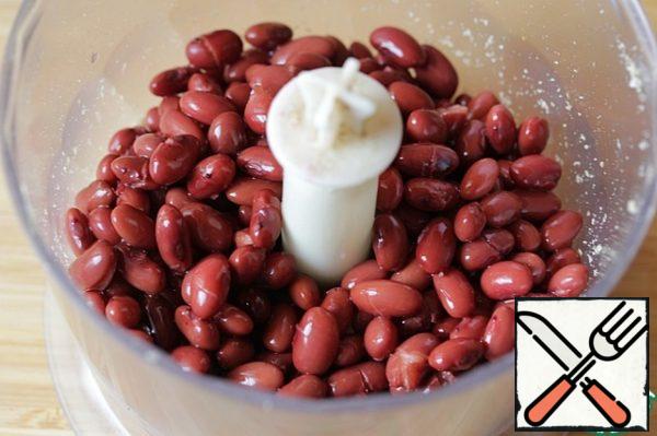 Drain the liquid from the beans, wash the beans and add them to the seeds.