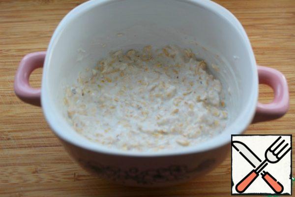 Soak the oatmeal in yogurt.