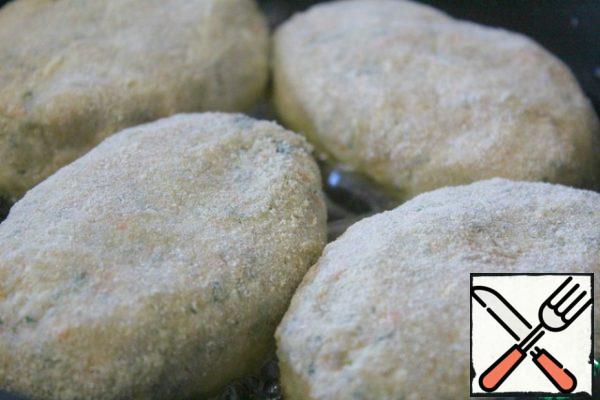 In preheated oil of two types, fry the cutlets on both sides over medium heat until tender. Pour a couple of tablespoons of boiling water into a frying pan with cutlets and cover with a lid. Turn off the fire.
I panicked half of the cutlets in cornmeal.