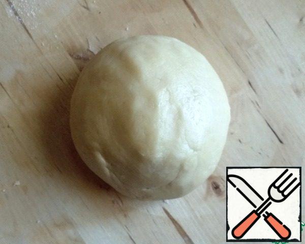 Combine the dry and liquid mass, knead the dough. Wrap the dough in a bag and put it in the refrigerator for 20-30 minutes.