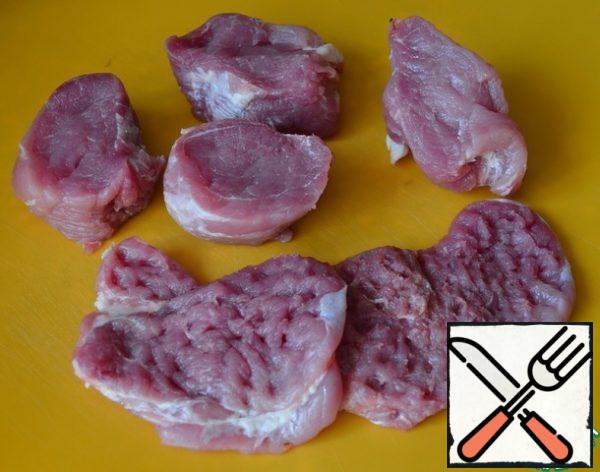 Pork tenderloin or neck to cut, to beat.