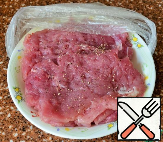 Pepper the meat, cover with cling film, and remove for 30 minutes.
