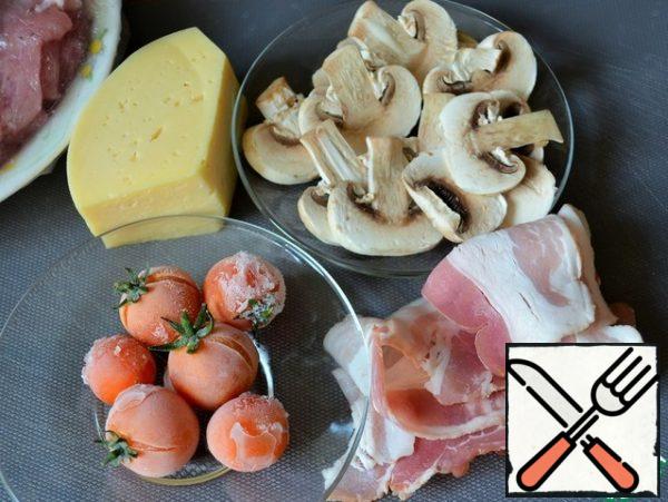 Prepare the rest for the filling.
Grate the cheese on a fine grater, cut the mushrooms into thin slices.