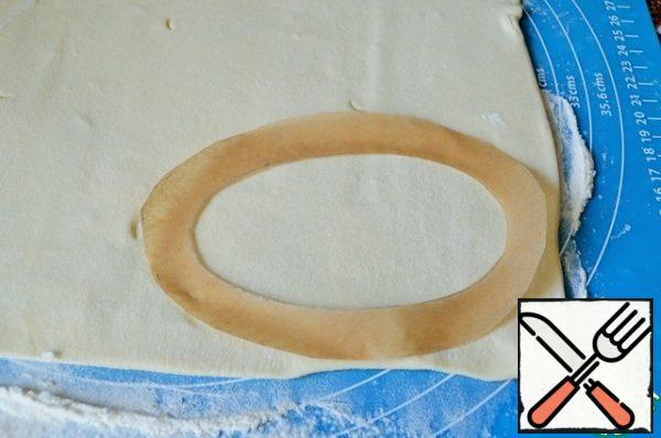 Turn the oven on to warm up.
From parchment to cut out the pattern "egg", 10*15 cm.
Roll out the dough (one layer) on a dusty work place,
cut the blank bottoms, 6 PCs.