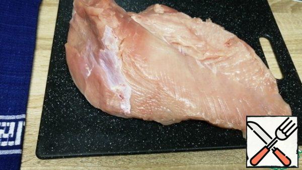 I took a Turkey breast weighing just over 1.5 kg. It needs to be properly cut, cut off the parts that are not suitable for steaks. First, I will cut off the thin part of the breast along with the streak, then cut off all the excess to get a clean piece of meat, weighing about 1 kg. From all the scraps that remain, you can prepare minced meat.