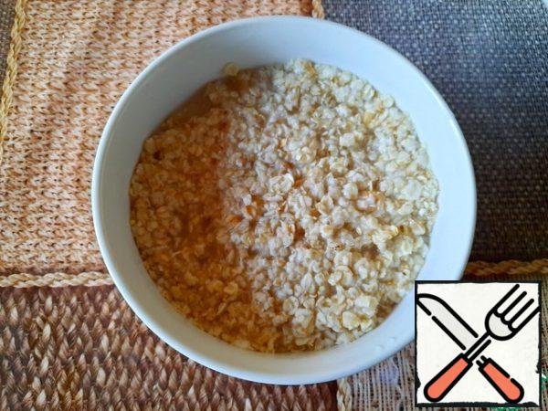 Pour boiling water over the oat flakes.