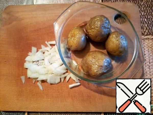 Bake the potatoes in the microwave: brush the washed potatoes with oil, pierce the skin with a fork in several places and bake for 3 minutes on one side, then another 5 on the other.