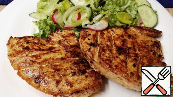 Steaks in a red marinade fry in a preheated pan without adding oil, for 5-7 minutes on each side until Golden brown, remove from the heat and let rest. As a side dish, a salad of radish, cucumber, lettuce leaves and leeks, seasoned with sunflower, unrefined oil.