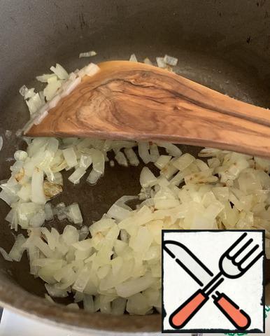 Finely chop the onion, add sugar and fry in vegetable oil until Golden.