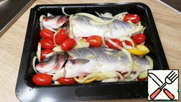 Add all the ingredients to the fish, squeeze the lemon juice on the fish, put in a preheated oven and bake for 20 minutes at 200 degrees. Heat in the oven turn on the top and bottom. Cover with foil is not necessary.
