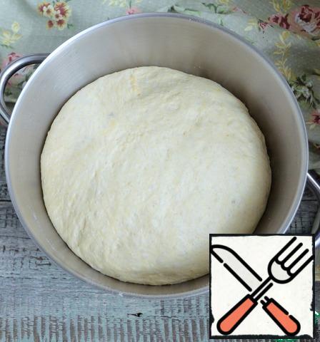 Knead the dough and divide it into 4 parts.
Roll in the bun, cover with cling film, and leave for 10 minutes.