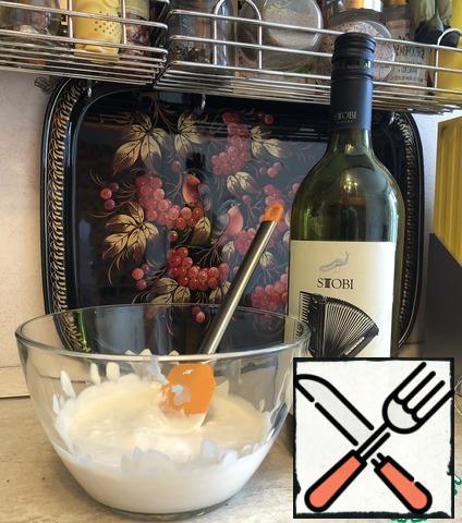Prepare sour cream sauce. To do this, carefully mix the sour cream and wine.