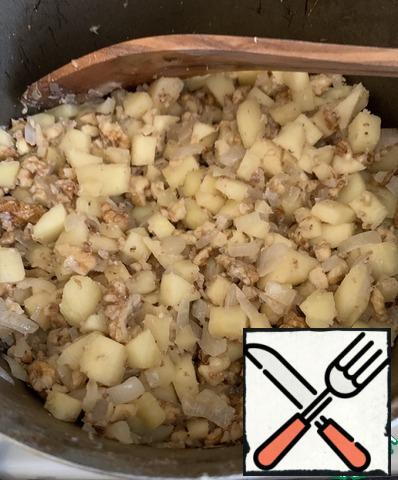 Peel the apples and cut them into cubes. Add to the onion and simmer for 5-7 minutes. Chop the nuts (I put them in a bag and roll them with a rolling pin), add to the apples and warm for 2-3 minutes. The filling is ready.
