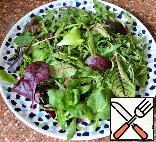 Wash the salad greens and dry them with a paper towel.
Arrange on a serving platter.