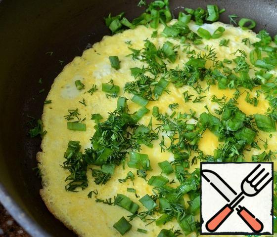 Beat eggs with a fork, add salt,
fry a pancake in a lightly greased frying pan.
Wash the greens, dry them, chop them finely and crumble them into a pancake.
Roll it up.