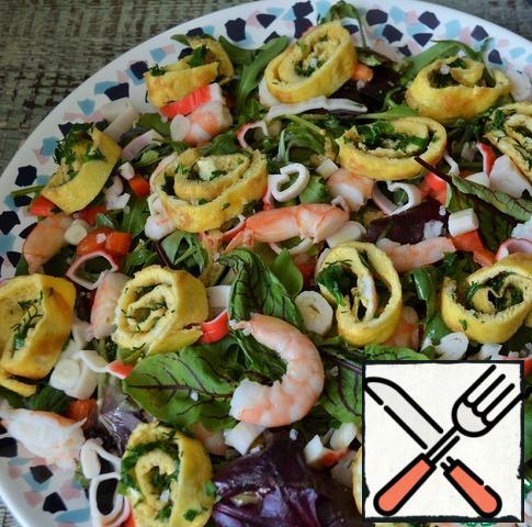 Cut the roll and add it to the salad.
Mix the olive oil with the mustard and season the salad.
Season with coarse sea salt.