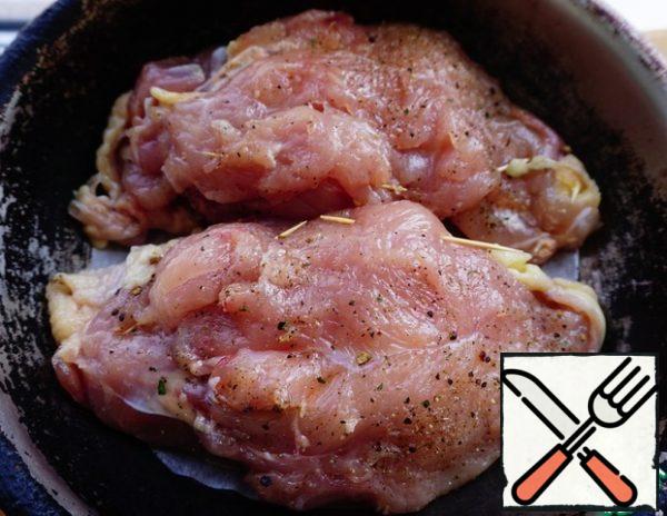 From above, spread the Breasts skin down. If we use fillets without skin, then lightly grease the parchment with vegetable oil.