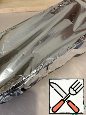 Spread the filling. Cover the top with the remaining minced meat. Align the top. Cover the form with foil and send it to the preheated oven for about an hour. Be guided by your oven. At the end of cooking, remove the foil and let our meat bread brown.