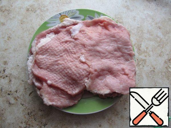 Pork loin cut into chops of average thickness of 0.5-0.7 mm, thinly beat.