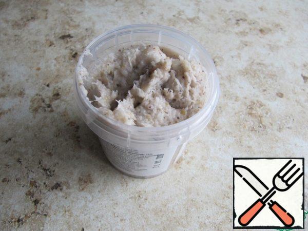 Twist the raw lard through a meat grinder, season with salt and pepper. You can use a ready-made spread of salted pork fat, pepper and garlic from the store.
